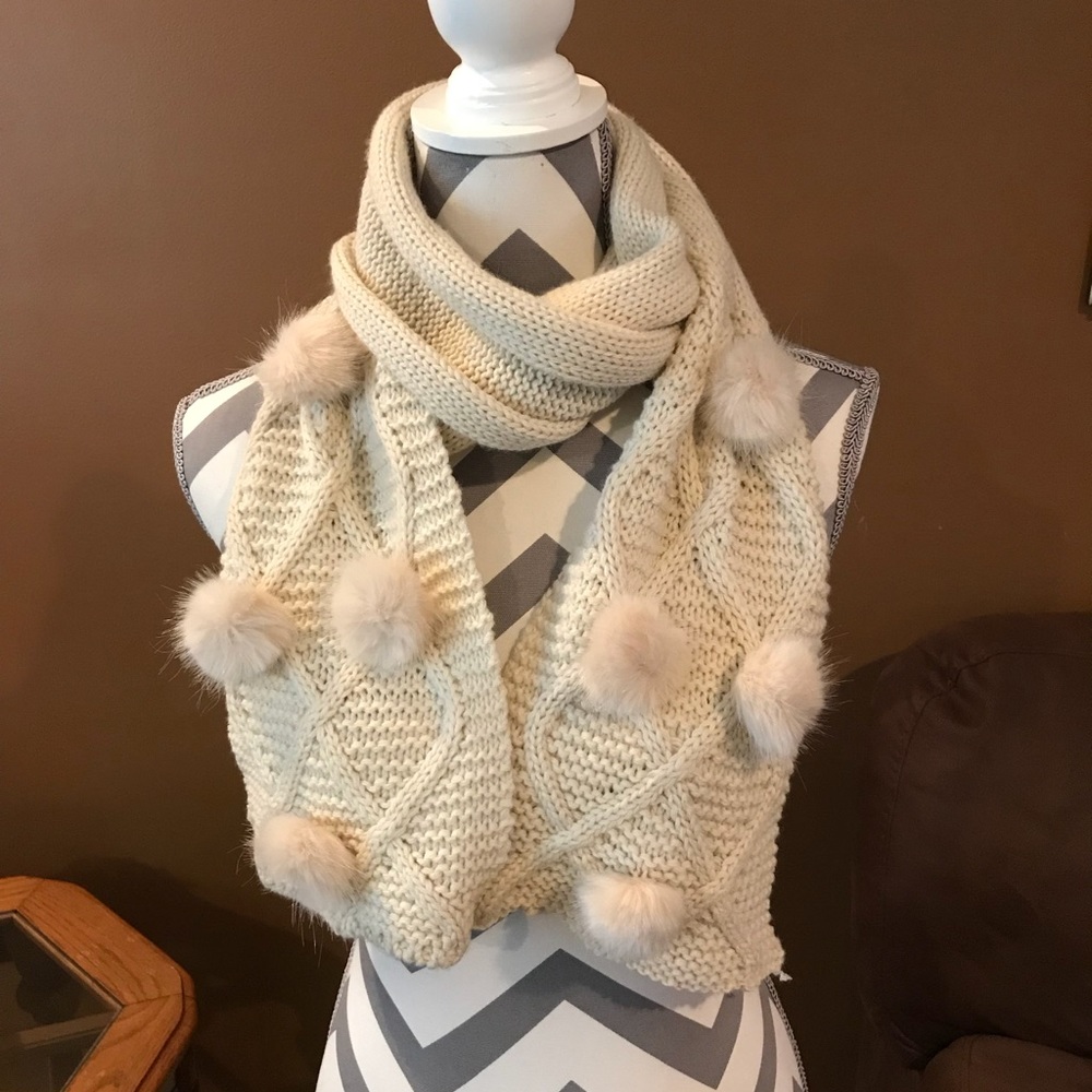 Scarf with faux fur Pom poms